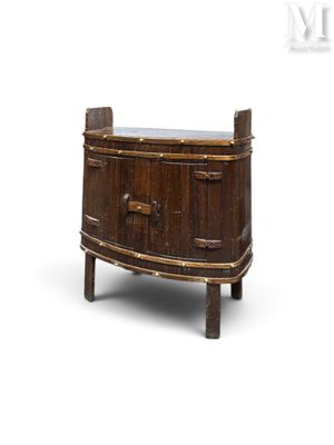 un coffre en bois avec un couvercle en verre, sur fond blanc
