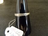 une bouteille de vin avec une étiquette de prix dessus