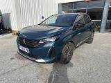 la voiture bleue est garée devant un bâtiment