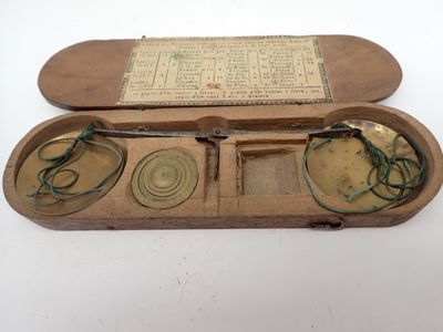 un étui en bois contenant une paire de lunettes