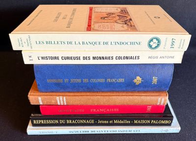 trois livres empilés sur une table
