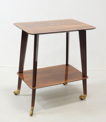 une image représentant une petite table sur laquelle se trouve une étagère