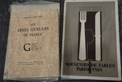 deux livres posés sur la table, avec une fourchette et un couteau