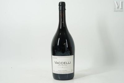 une bouteille de vin posée sur une table
