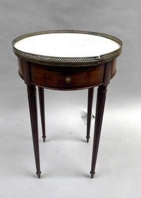 une image représentant une petite table ronde avec un plateau en marbre