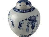 un vase bleu et blanc avec un couvercle sur fond blanc