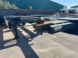 une photo d'un tracteur routier attelé à une remorque à plateau