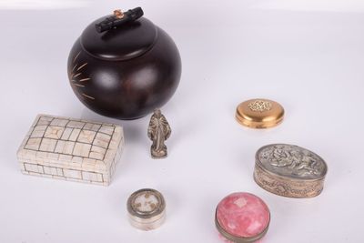 a lot of small objects that are on the table