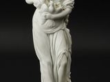 l'image d'une statue représentant une femme tenant un enfant dans ses bras