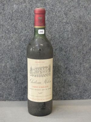 une bouteille de vin posée sur une table