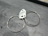 une paire de boucles d'oreilles en anneau argentées posées sur une table