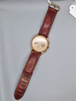 une photo d'une montre-bracelet posée sur une table, avec une étiquette de prix dessus