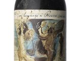 une bouteille de vin posée sur une table