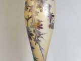 un vase posé sur un support sur une surface blanche