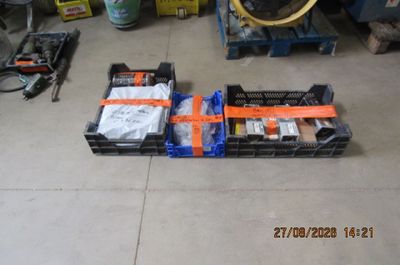 deux caisses d'outils posées par terre dans le garage