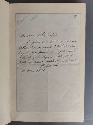 un gros plan sur un livre ouvert sur lequel figurent des inscriptions