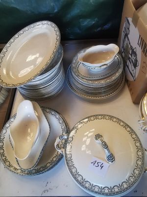 beaucoup d'assiettes et de bols posés sur une table