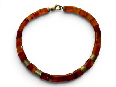 COLLIER RAS-DE-COU composé de perles facettées en cornaline …