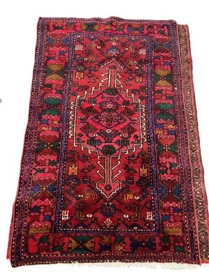 un tapis rouge et bleu à motifs