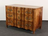 une commode en bois avec de nombreux tiroirs