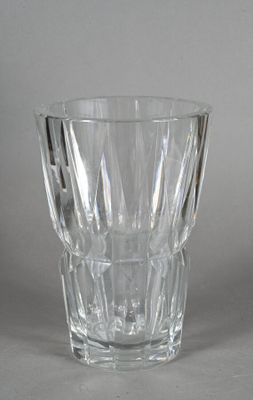 un verre posé sur une table