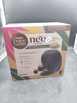 emballage d'une machine à café posée sur un comptoir près d'une fenêtre