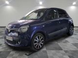 la photo d'une petite voiture bleue garée dans un garage