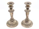 paire de chandeliers anciens en argent sur fond blanc