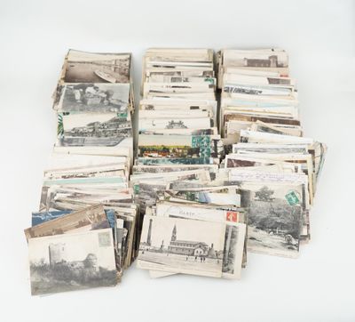 une pile de vieux journaux posée sur une surface blanche