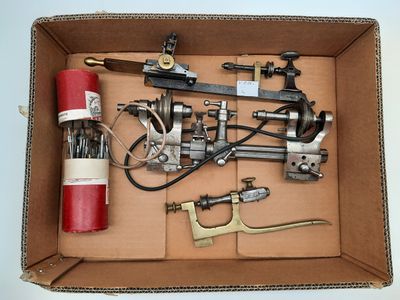 une caisse remplie de vieux outils et un extincteur