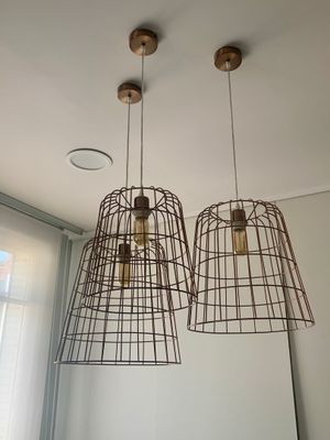 deux lampes suspendues au plafond dans une pièce dotée d'une fenêtre