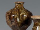 deux vases posés l'un à côté de l'autre sur une table