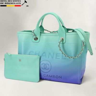 un gros plan d'un sac et d'un portefeuille sur fond blanc