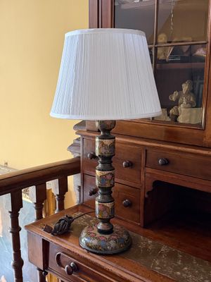 une lampe posée sur une table dans une pièce