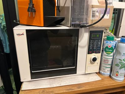 un micro-ondes posé sur une table