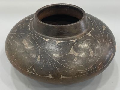 Vase à panse aplatie en terre cuite à décor de feuillages su…