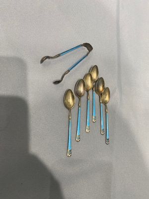 cinq cuillères et deux cuillères-cuillères sur une table