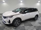 Le nouveau SUV Toyota C-HR est garé dans un showroom.