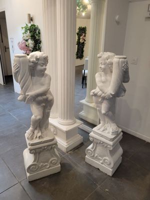 deux statues qui sont posées l'une sur l'autre