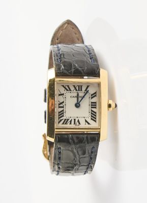 gros plan d'une montre-bracelet avec des chiffres romains