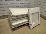 une pile de matelas posée sur une palette dans une pièce