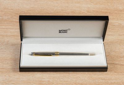 a pen that is sitting in a box on a table