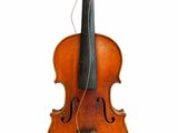 un vieux violon posé sur une surface blanche
