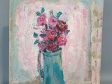 une peinture de fleurs dans un vase bleu sur une table