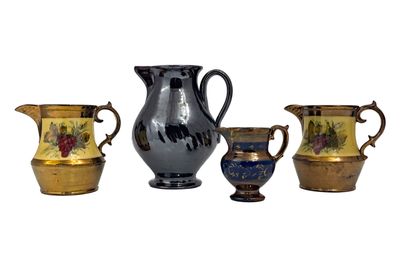 trois vases et une cruche posés les uns à côté des autres