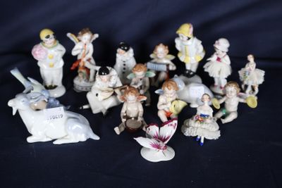 un grand nombre de figurines posées sur une table