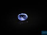 un saphir bleu sur un fond noir