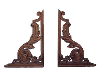 paire de corbeaux d'angle en bois sculpté, ornés de feuilles et de volutes