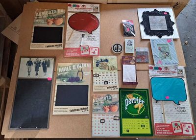 une table sur laquelle sont posés différents objets
