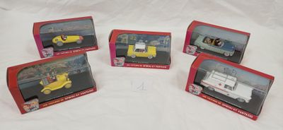 six petites voitures emballées dans leur boîte, de tailles et de couleurs différentes